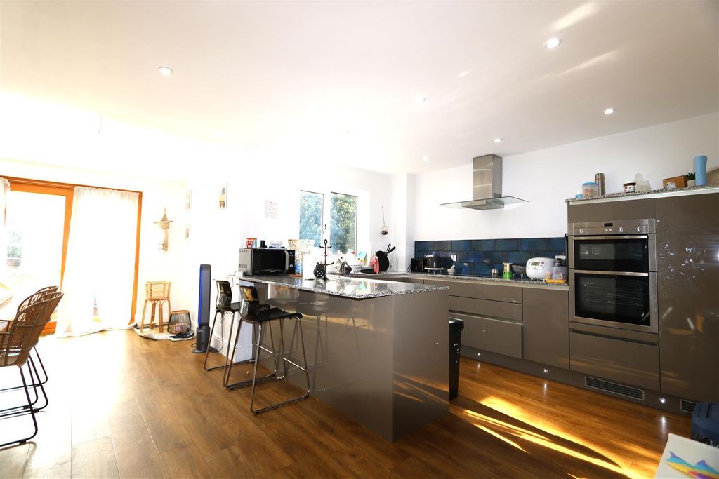 Property photo 1 of 9 Kitchen.Jpg
