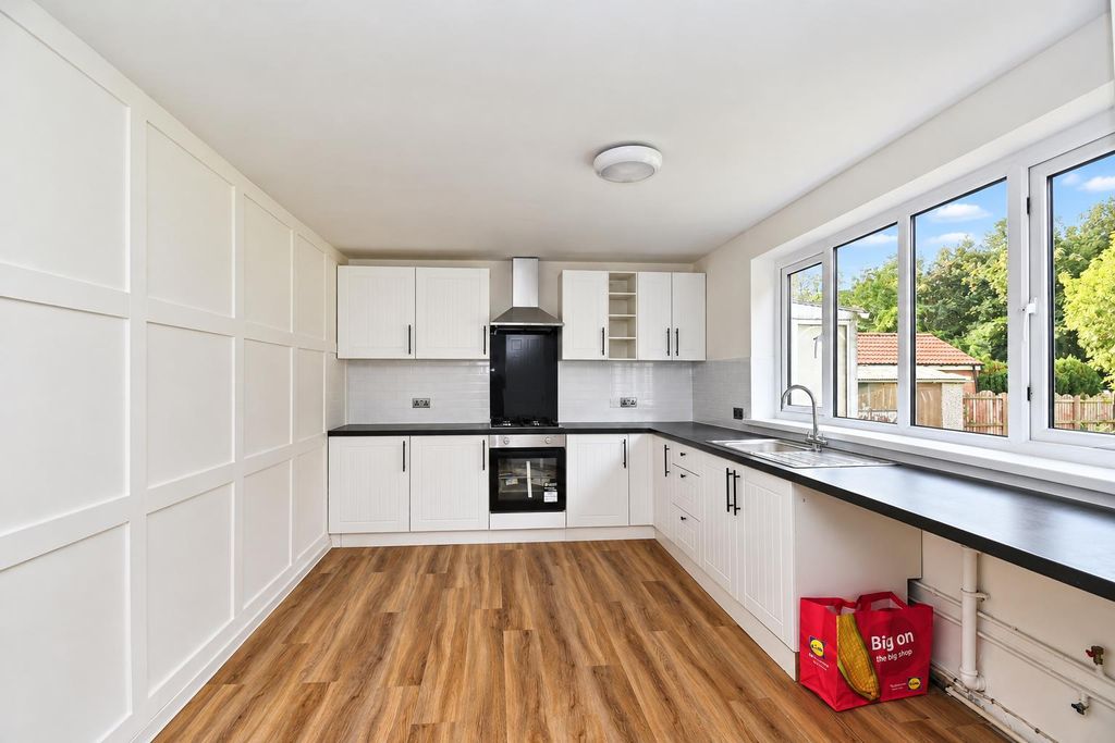 Property photo 3 of 16 Kitchen