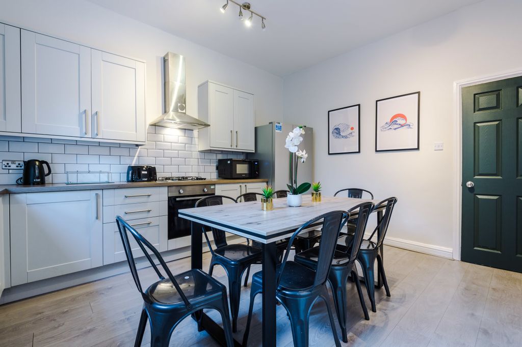 Property photo 2 of 16 114 Woodsley, Kitchen 1