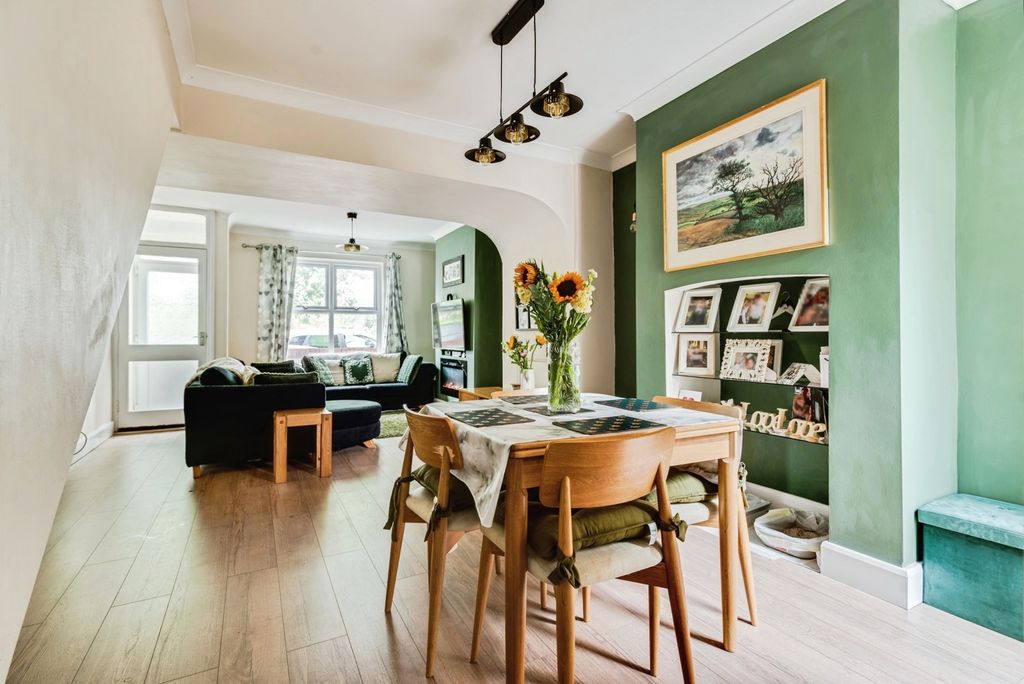 Property photo 2 of 17 Photo