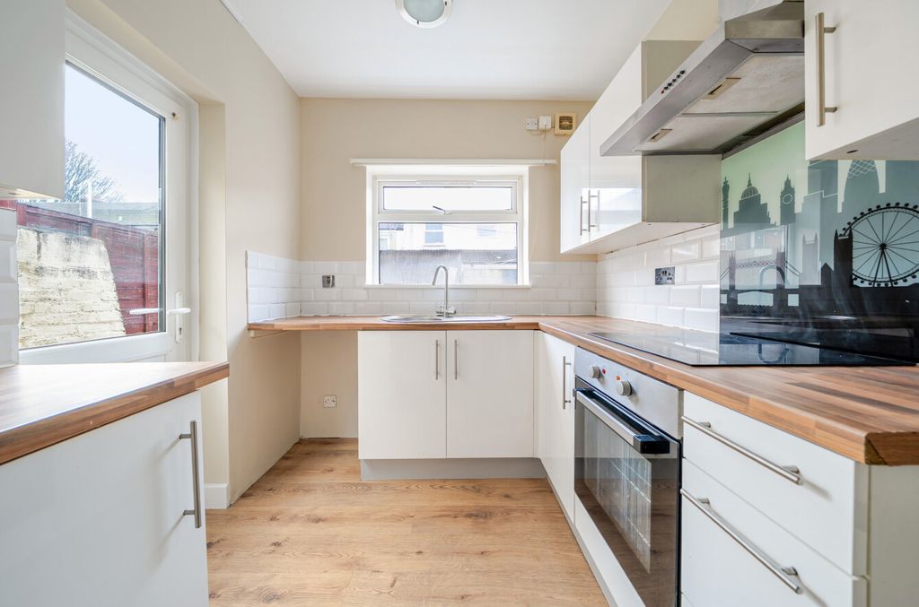 Property photo 2 of 14 1385840-10-692969...