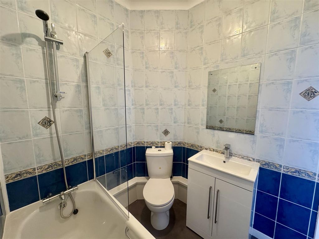 Property photo 3 of 11 Bathroom