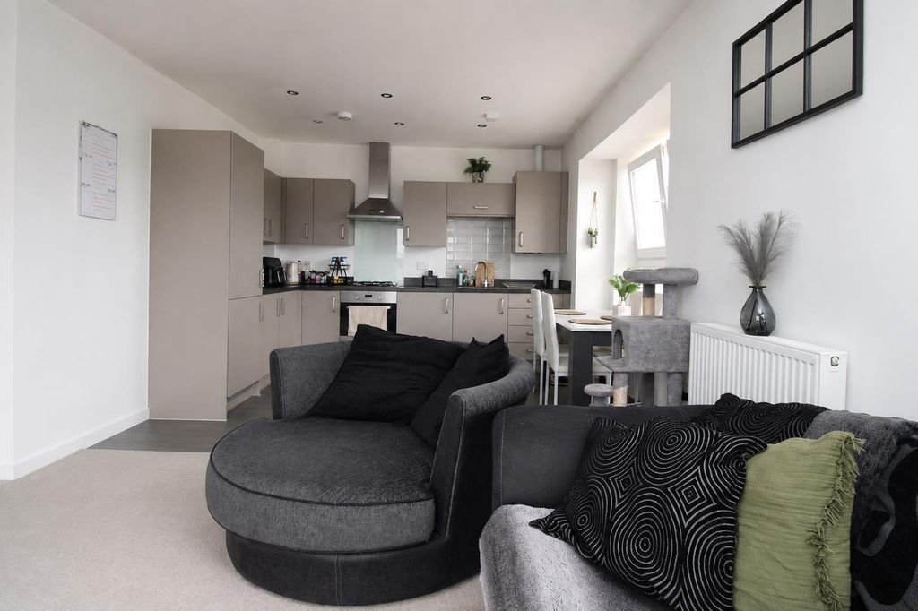 Property photo 3 of 11 d537E805-3710-4446-bae4-Bba022c91c1d.Png