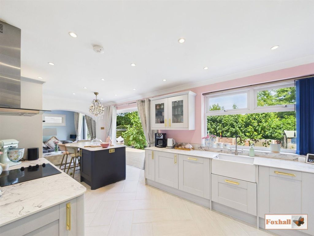 Property photo 3 of 32 Kitchen / Breakfast Room