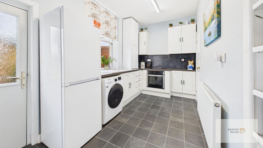 Property photo 3 of 8 Kitchen