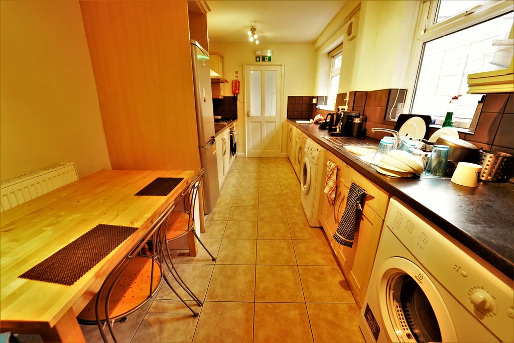 Property photo 2 of 8 Kitchen