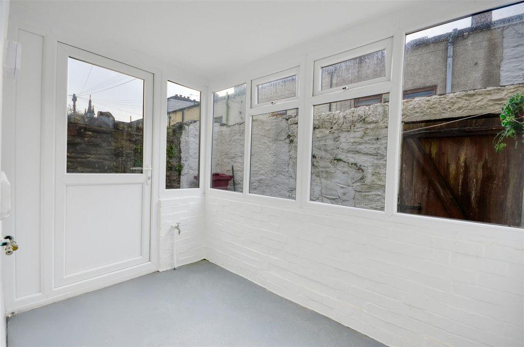 Property photo 3 of 15 Conservatory