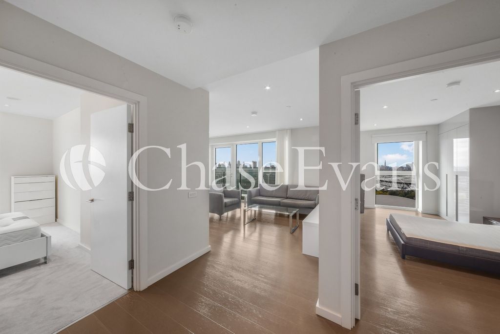 Property photo 2 of 17 Hallway