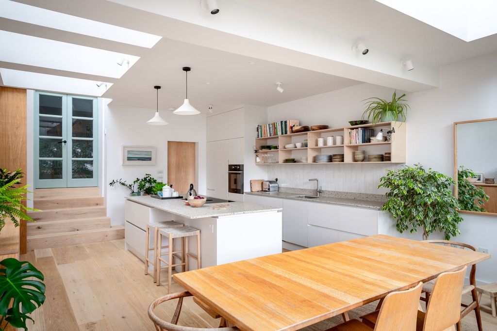 Property photo 2 of 31