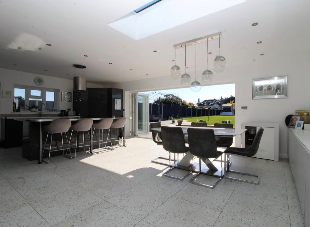 Property photo 3 of 21 Picture 3