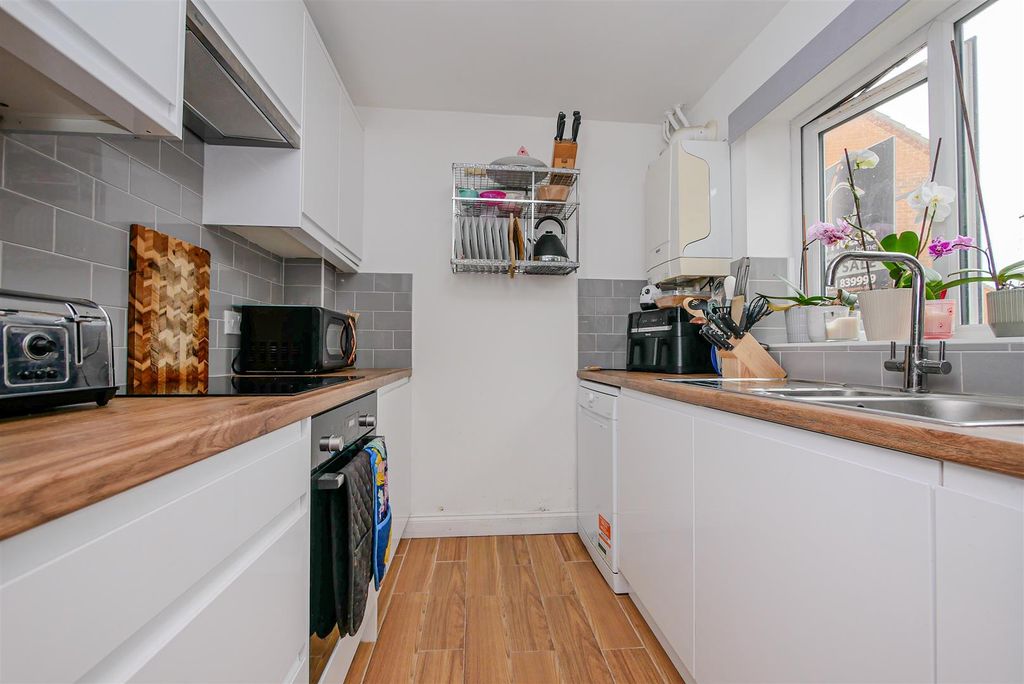 Property photo 2 of 10 Kitchen