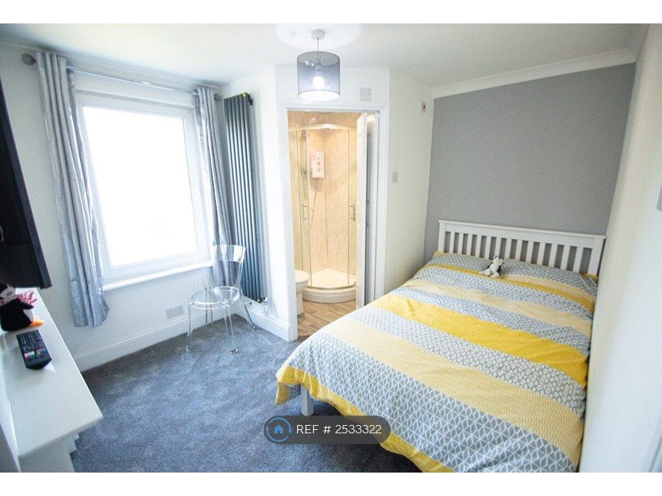 Property photo 1 of 11 Ensuite Bedroom