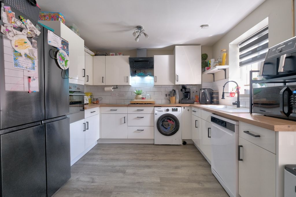 Property photo 2 of 19 Kitchen