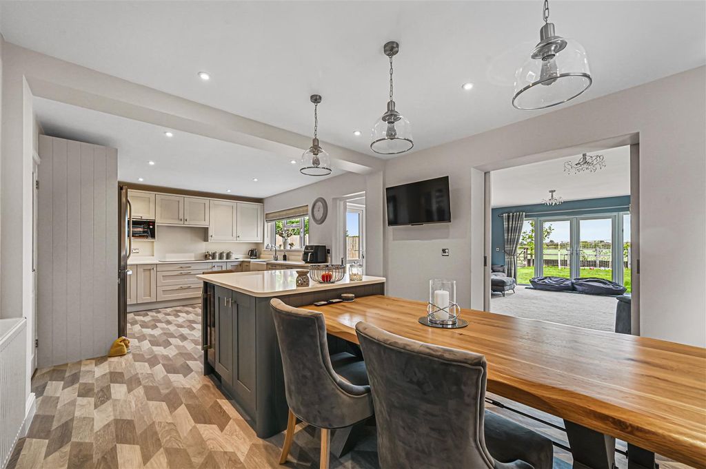 Property photo 2 of 18 Kitchen/Dining