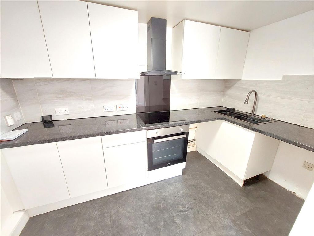 Property photo 3 of 10 Kitchen