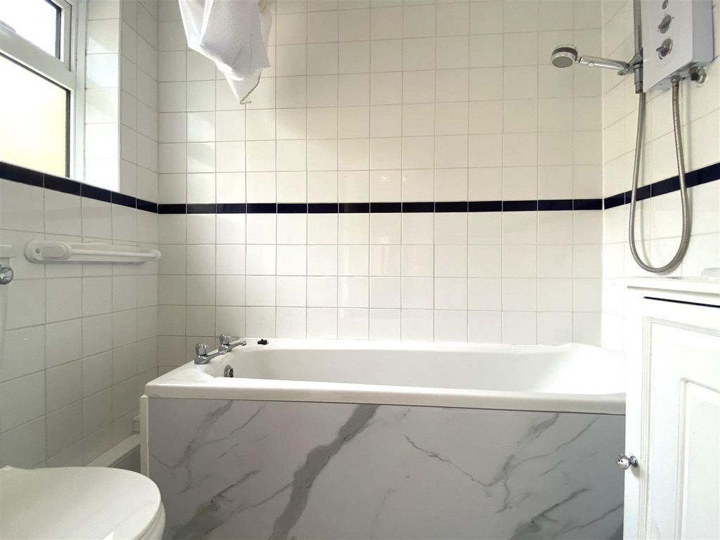 Property photo 3 of 8 Bathroom