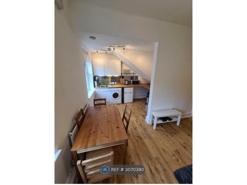 Property photo 1 of 8 Living Room / Kitchen Area