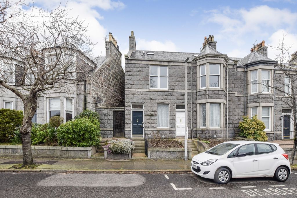 Property photo 1 of 17 Front View