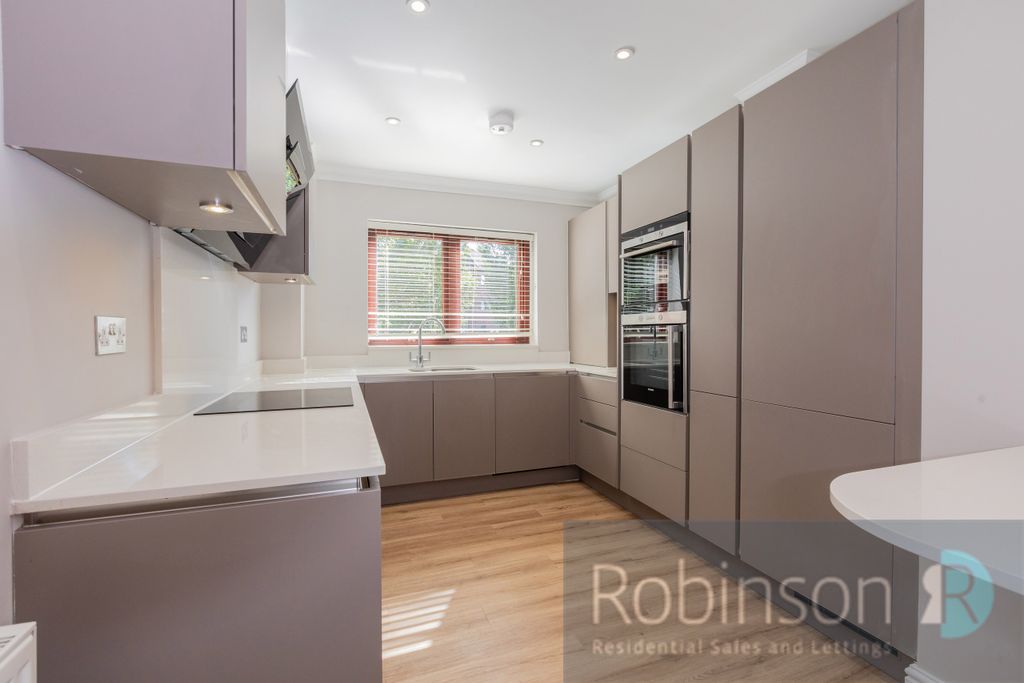 Property photo 3 of 13 16 Lockbridge Court-11