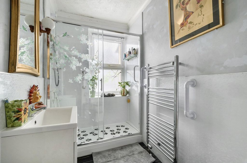 Property photo 2 of 13 1318497-7-685Ebcc...