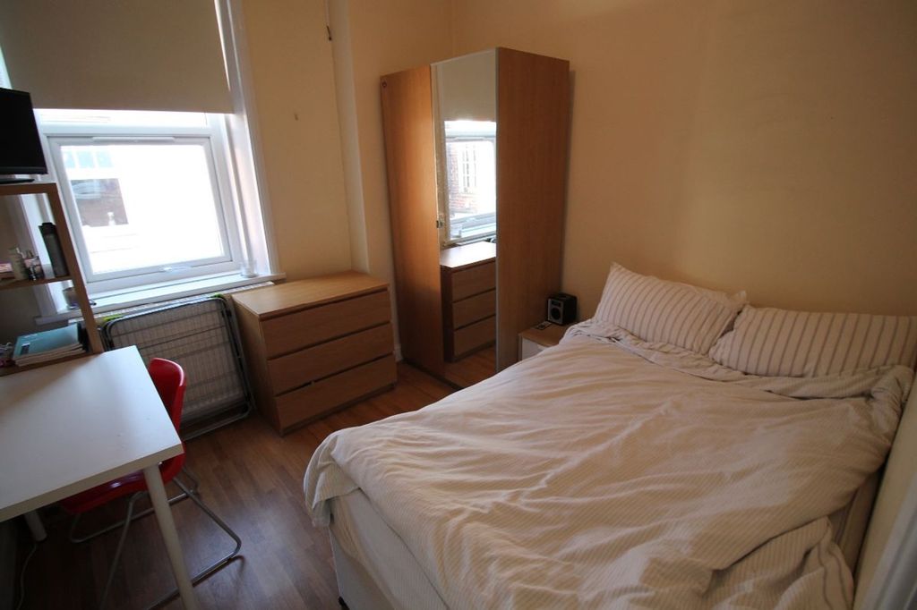 Property photo 3 of 10 Cozy Double Bedroom Featuring Ample Natural Light,...
