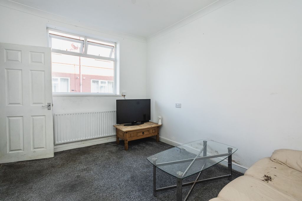 Property photo 2 of 28
