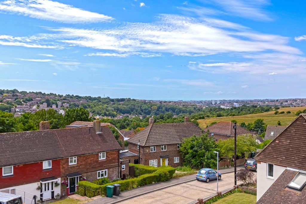 Property photo 3 of 27 Kenilworth Close_3.Jpg