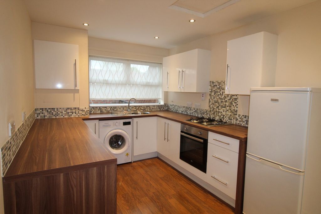 Property photo 2 of 11 23 Haywards Croft Kitchen1