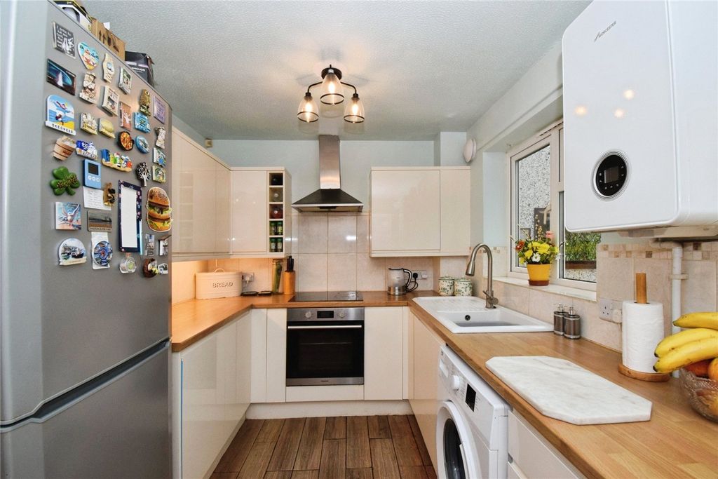 Property photo 3 of 23 Kitchen