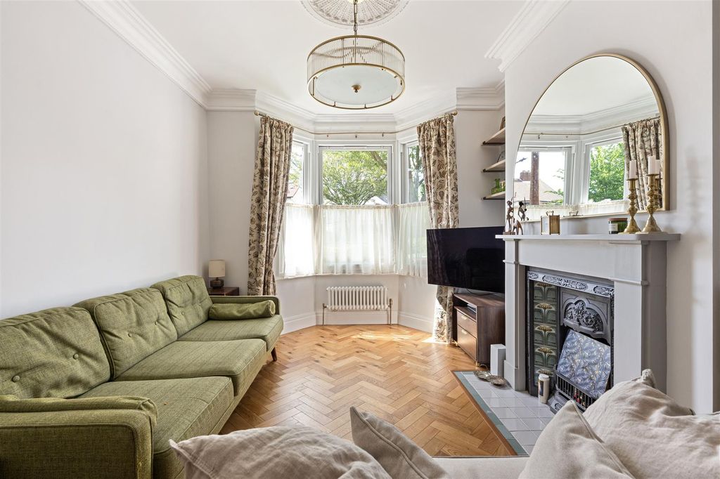 Property photo 2 of 43 Devonshire Close, E15