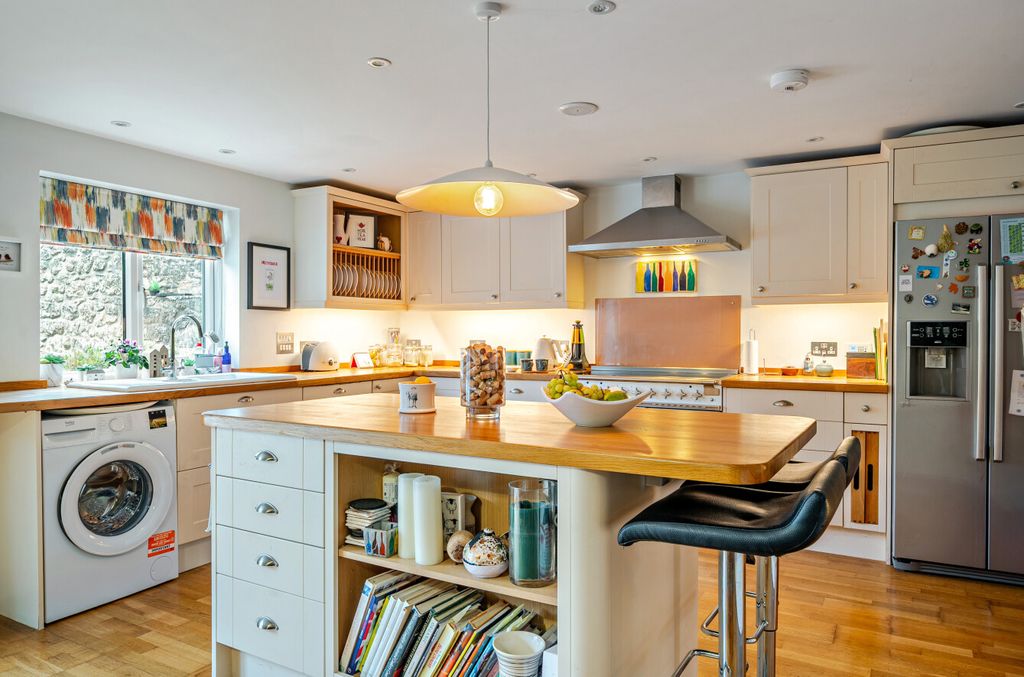 Property photo 2 of 29 1397819-17-6964Fa...