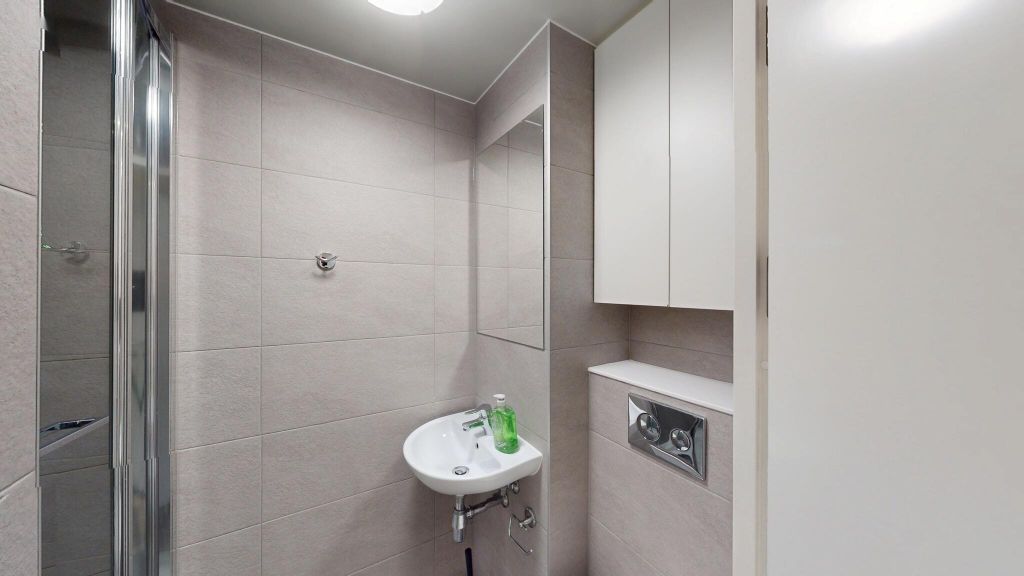 Property photo 3 of 18 Bathroom