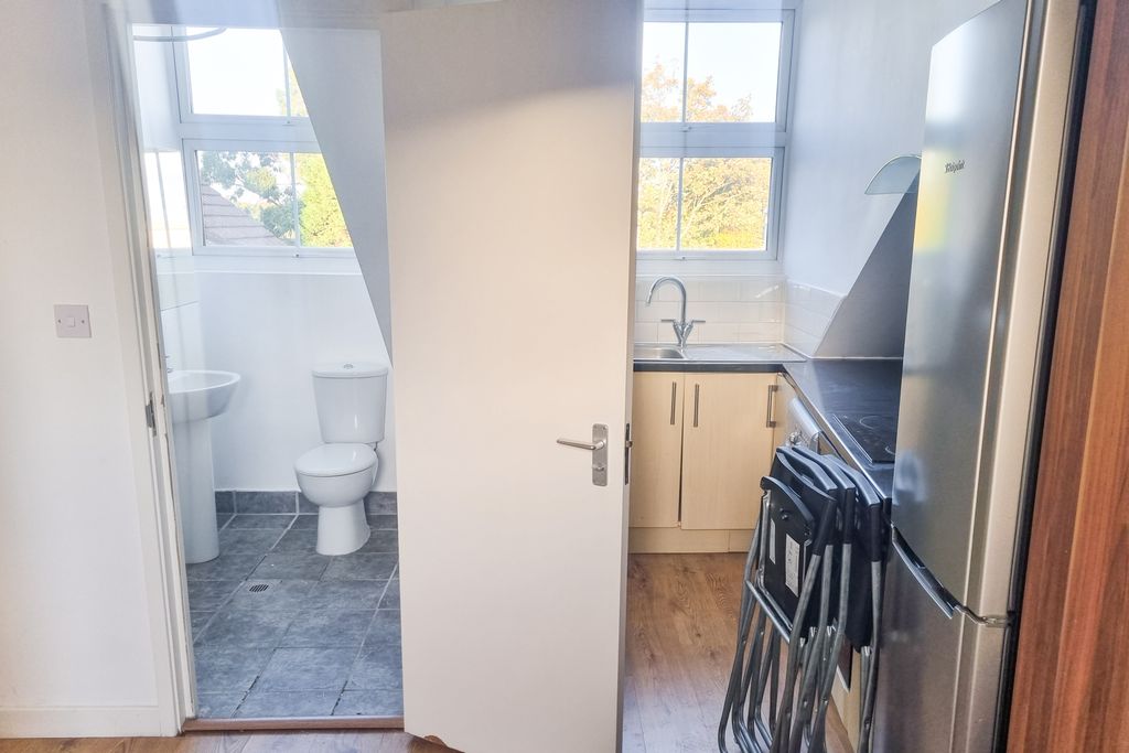 Property photo 2 of 6 Flat 3, 20B High Street, Barnet En5 5Ru