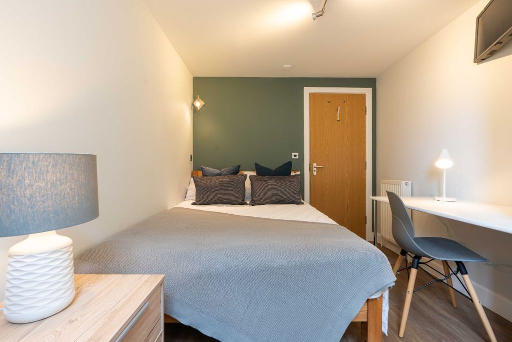 Property photo 3 of 18 Flat 3 Shiners Yard