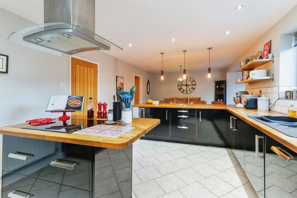 Property photo 1 of 26 Dining Kitchen