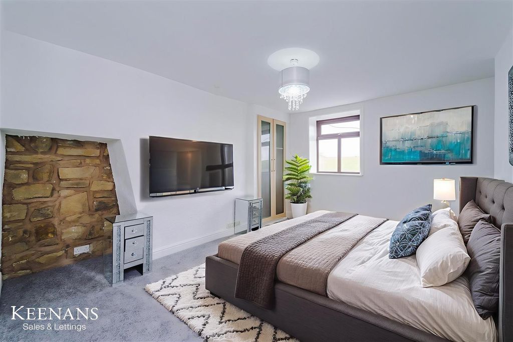 Property photo 3 of 31 3 - Bedroom - Modern - 2.Jpg