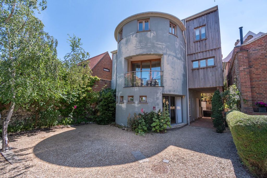 Property photo 2 of 21