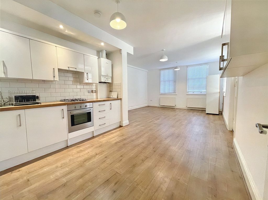 Property photo 3 of 10 Reception/Kitchen