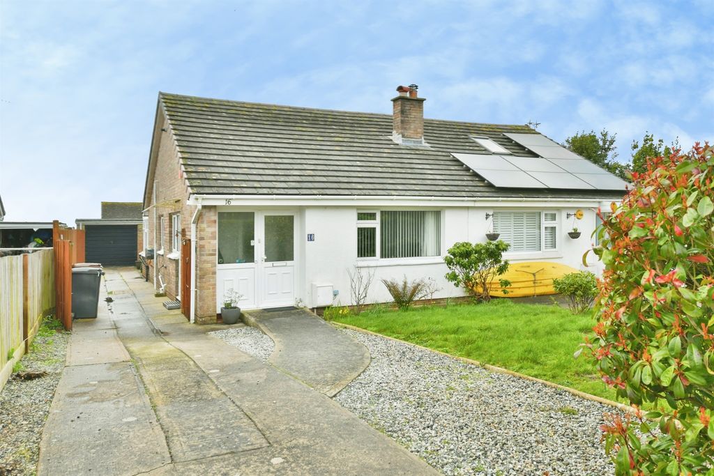 Property photo 3 of 27 Entrance Hall