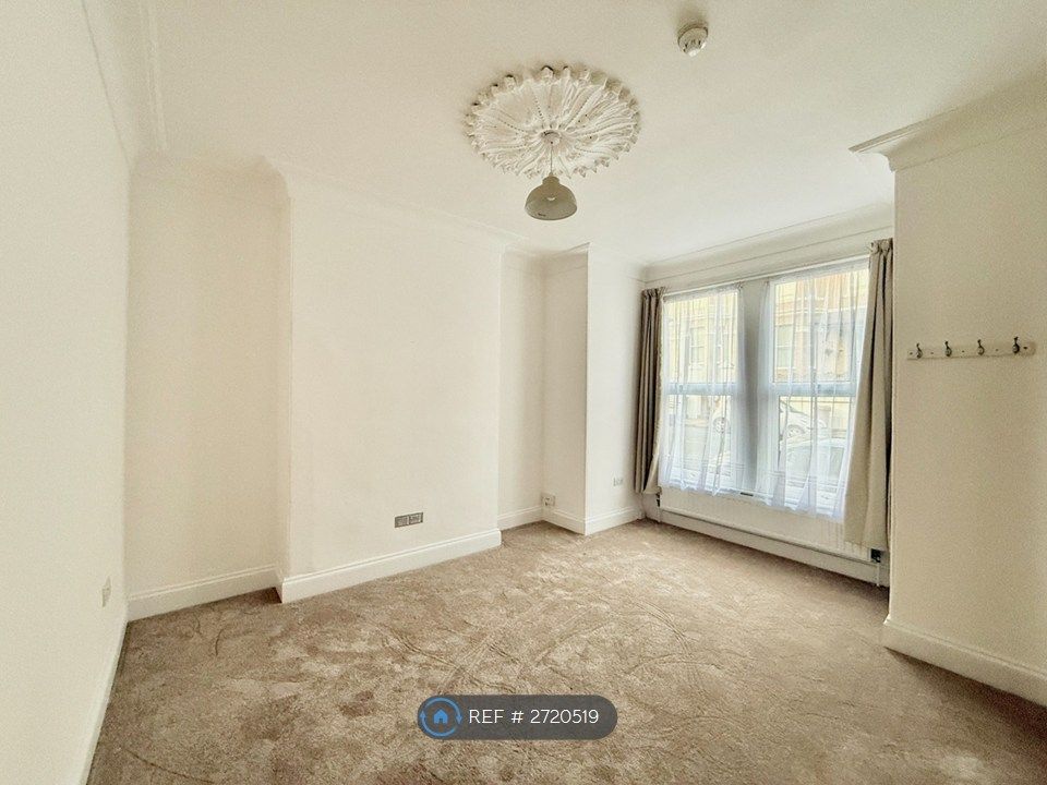 Property photo 1 of 8 Sitting Room