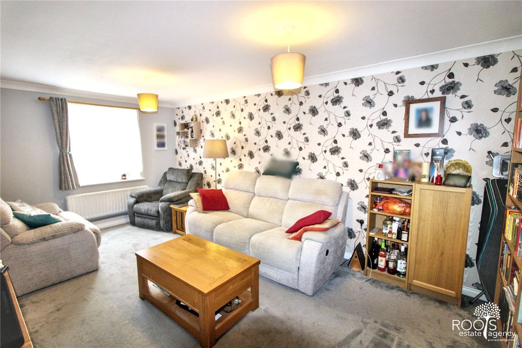 Property photo 3 of 9 Lounge