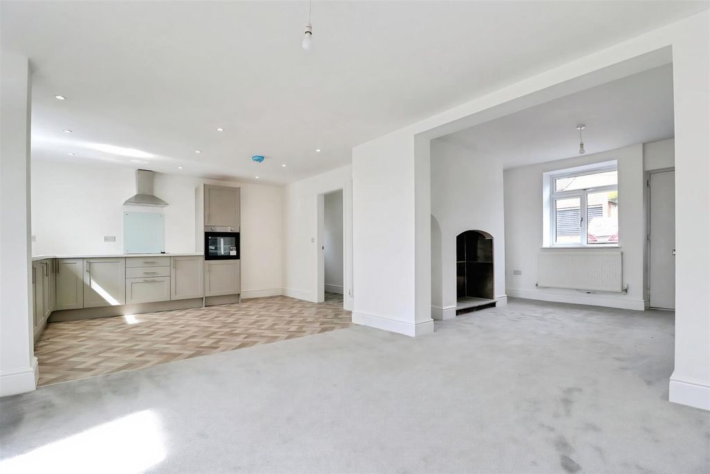 Property photo 2 of 18 781c93F0-3.Jpg