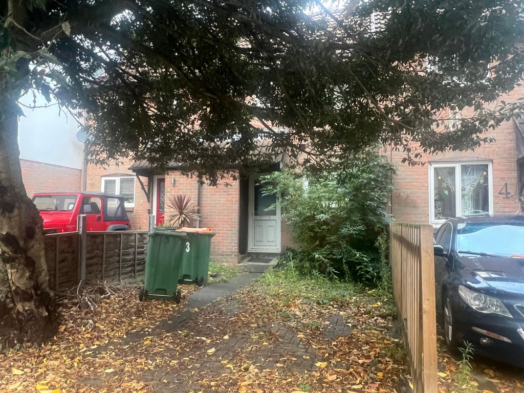 Property photo 1 of 11 Emerald Close, London, E16