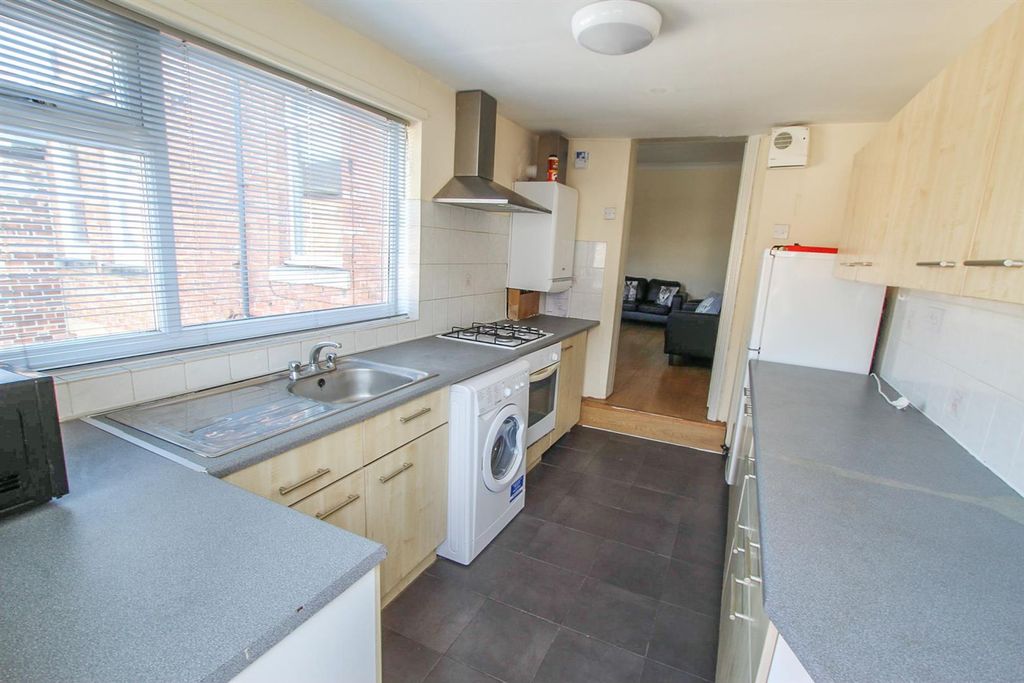 Property photo 3 of 9 Kitchen
