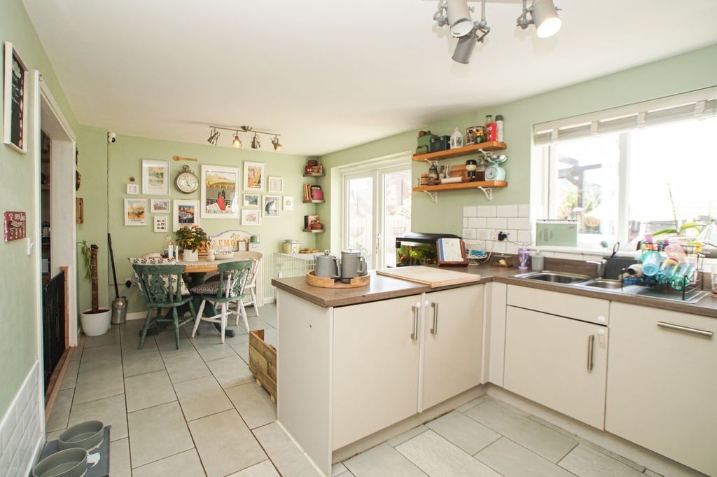 Property photo 2 of 19 Dining Kitchen