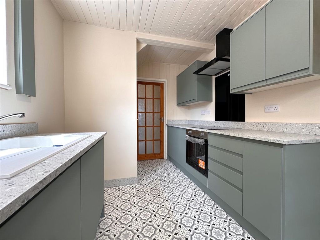 Property photo 2 of 23 Superb Modern Kitchen 284