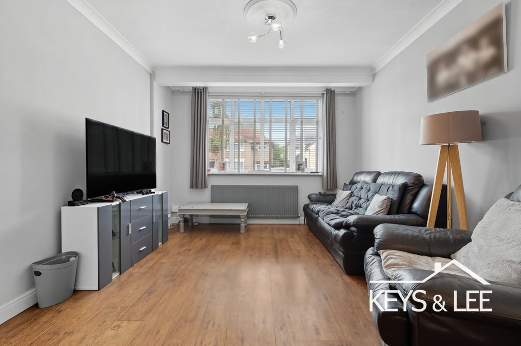 Property photo 2 of 17 4438423