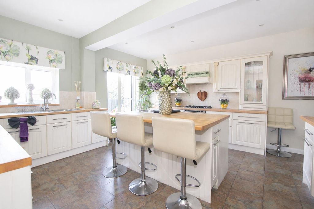 Property photo 3 of 21 Kit.Jpg