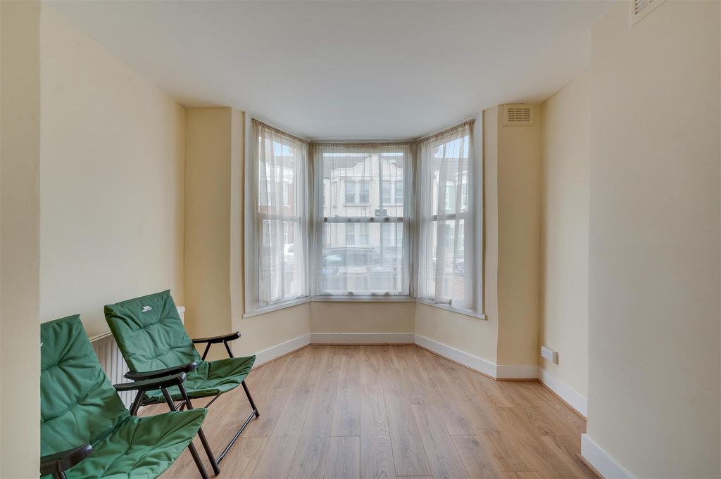 Property photo 3 of 10 Daniels_Chapter Road, London, Nw2_004.Jpg