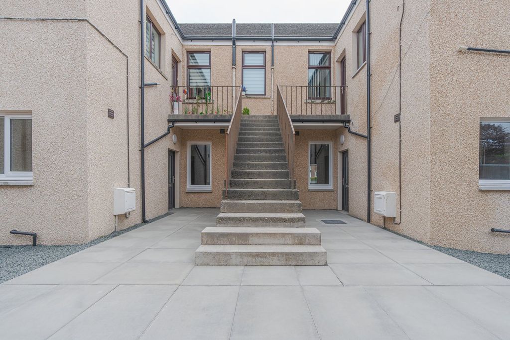 Property photo 2 of 32